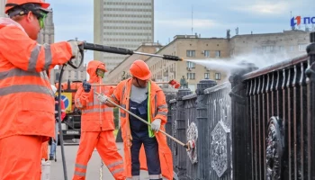 Около 2 тыс инженерных сооружений промоют после зимы в Москве