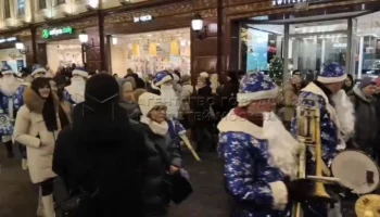 Парад Дедов Морозов прошел на Никольской улице в Москве