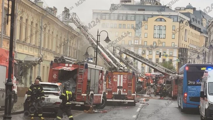 Пожар в центре Москвы локализован на площади 450 "квадратов" Пожар в центре Москвы локализован на площади 450 "квадратов"