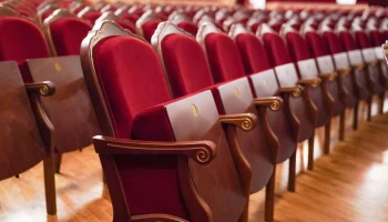 Серия постановок "Прозрачное солнце осени" пройдет в апреле в театре "Сфера"