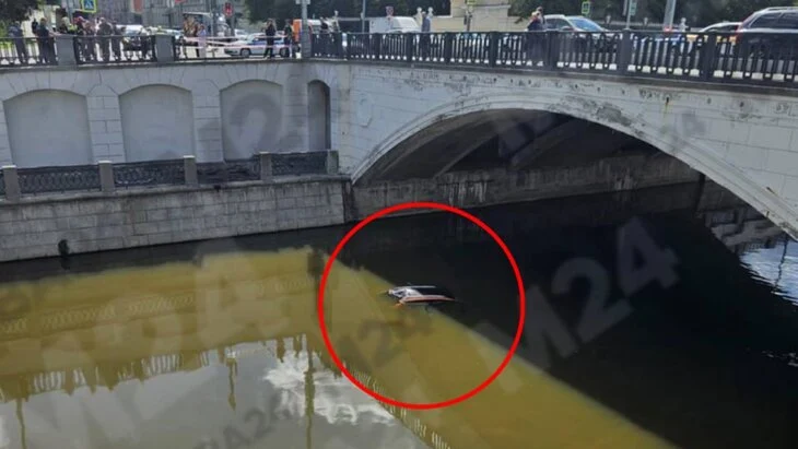 Автомобиль каршеринга упал в реку на Рубцовской набережной в Москве Автомобиль каршеринга упал в реку на Рубцовской набережной в Москве