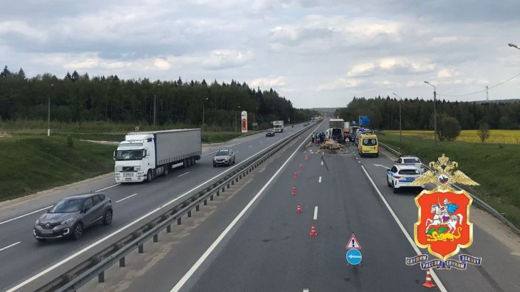 Два человека погибли при столкновении грузовика и микроавтобуса в Подмосковье Два человека погибли при столкновении грузовика и микроавтобуса в Подмосковье