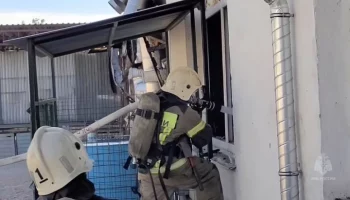 Пожарные ликвидировали открытое горение на складе в Крыму