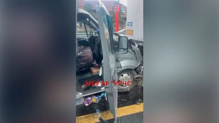 "Газель" зажало между двумя грузовиками после столкновения на трассе М-4 "Газель" зажало между двумя грузовиками после столкновения на трассе М-4