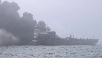 Береговая охрана Британии сообщила, что столкнувшиеся судна до сих пор горят