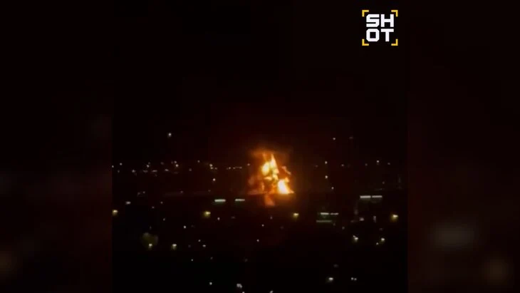 Пожар вспыхнул около аэропорта Дубая после атаки БПЛА Пожар вспыхнул около аэропорта Дубая после атаки БПЛА