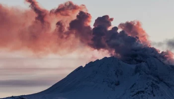 Извержение вулкана Безымянный на Камчатке усилилось