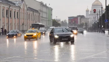 Москвичам рекомендовали соблюдать скоростной режим из-за дождя