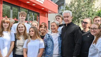 Собянин открыл обновленный спорткомплекс с бассейном в Новогирееве