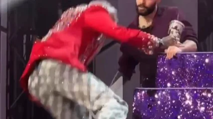 Филипп Киркоров упал со ступенек во время выступления на «Новой волне» Филипп Киркоров упал со ступенек во время выступления на «Новой волне»