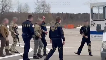 Обвиняемый в нападении на полицейских в Подмосковье доставлен на допрос в СК