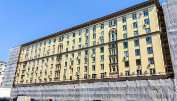 Капитальный ремонт дома 1956 года постройки, возведенного в стиле советской неоклассики, стартовал в