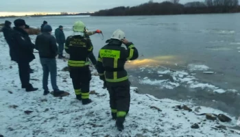 Две девочки провалились под лед в Кирово-Чепецке