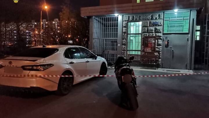 Мужчина скончался после удара ножом из-за спора о парковочном месте в Москве