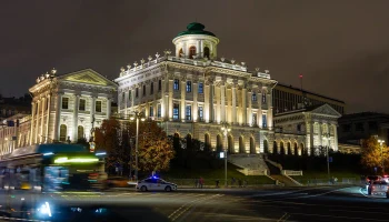 Автомобильное движение временно закрыли на Боровицкой площади