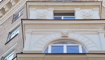 Три дома с капителями античных ордеров отремонтировали за 2 года в рамках программы капремонта