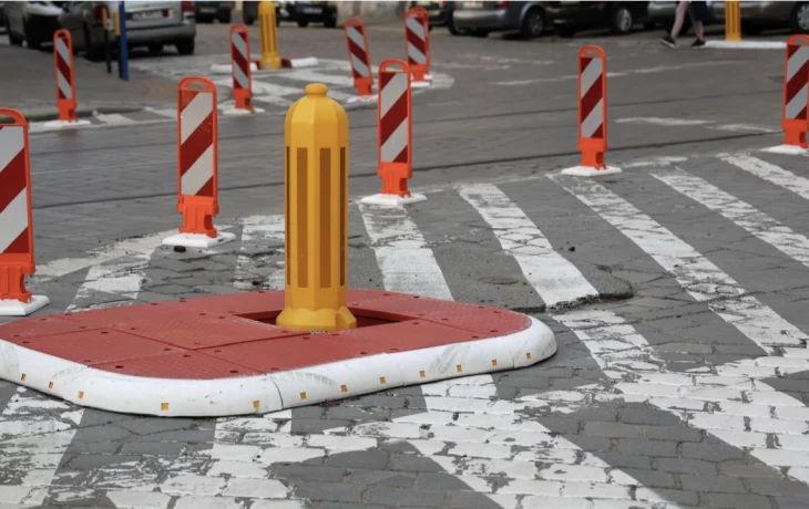 Камеры в Москве начали штрафовать водителей за стоянку на «направляющих островках» Камеры в Москве начали штрафовать водителей за стоянку на «направляющих островках»