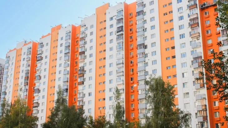 В 2025 году на улице Никулинская по современной технологии «мокрый фасад» приводят в порядок четыре В 2025 году на улице Никулинская по современной технологии «мокрый фасад» приводят в порядок четыре