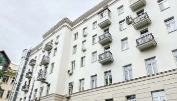 В районе Арбат проходит капитальный ремонт дома 1910 года постройки, возведенного в стиле неоклассиц