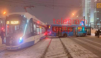Автобус и трамвай столкнулись на Преображенской площади в Москве