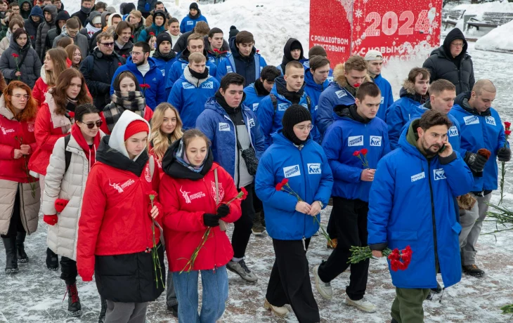 Две тысячи человек возложили цветы к монументу «Ленинградский фронт» в Москве Две тысячи человек возложили цветы к монументу «Ленинградский фронт» в Москве