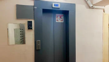 В жилом доме в районе Лианозово в 2025 году завершили замену лифтового оборудования с расширением дв