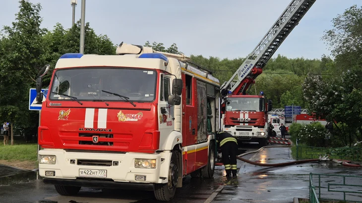 Пожарные спасли восемь человек из горящей многоэтажки в подмосковном Королеве