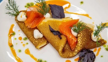 Москвичи смогут попробовать блины с икрой и форелью на рыбных рынках