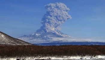 Камчатский вулкан Шивелуч выбросил столб пепла на высоту 10 км