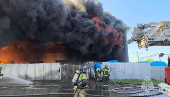 Склад горит на площади 2,3 тыс "квадратов" в Челябинске