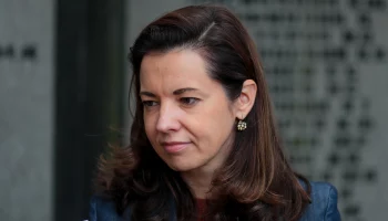 Мария Воропаева поздравила победителей хоккейного турнира в Солнцеве