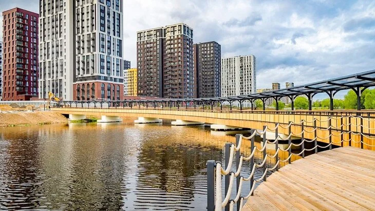 Строительство пешеходного моста через пруд Дальний завершается в Коммунарке Строительство пешеходного моста через пруд Дальний завершается в Коммунарке