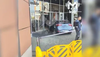 Автомобиль въехал в торговый центр в Краснодаре
