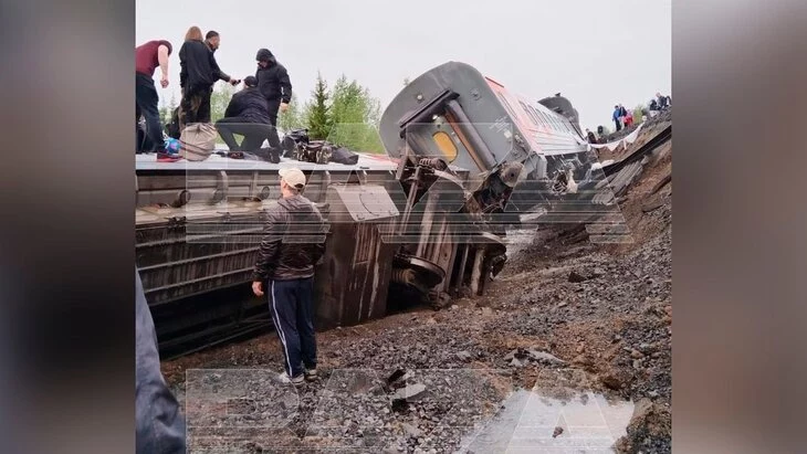 Девять вагонов пассажирского поезда Воркута – Новороссийск сошли с рельсов в Коми