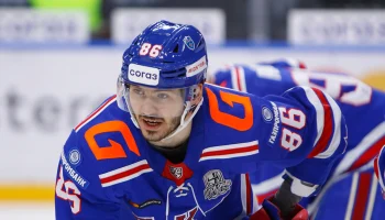 Российский хоккеист Марченко получил перелом челюсти, сидя на скамейке запасных