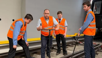 Лучший педагог в области транспорта готовит монтеров пути для метро Москвы
