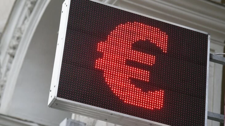 Курс евро упал ниже 98 рублей впервые с 15 февраля Курс евро упал ниже 98 рублей впервые с 15 февраля