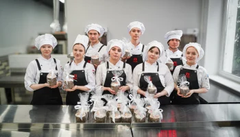 Студенты столичных колледжей испекли куличи для бойцов в госпитале Студенты столичных колледжей испекли куличи для бойцов в госпитале