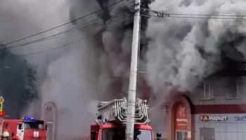 Частный дом и торговый центр загорелись в подмосковном Раменском Частный дом и торговый центр загорелись в подмосковном Раменском