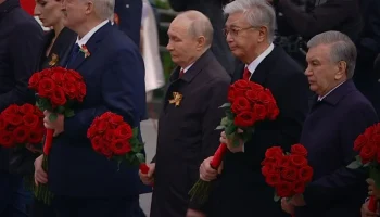 Путин возложил цветы к Могиле Неизвестного Солдата в Александровском саду