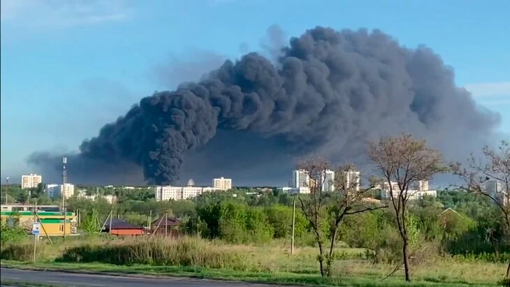 Пожар произошел в Набережных Челнах на площади более 10 тыс "квадратов" Пожар произошел в Набережных Челнах на площади более 10 тыс "квадратов"