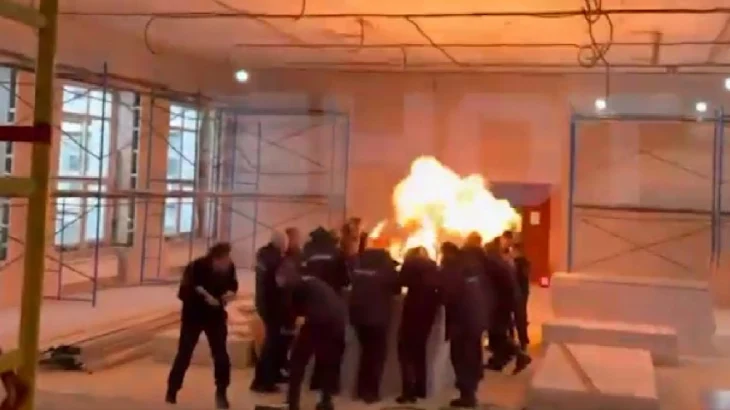 В Сети появились кадры взрыва гранаты в учебном центре МВД в Сыктывкаре В Сети появились кадры взрыва гранаты в учебном центре МВД в Сыктывкаре