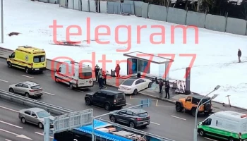 Женщина пострадала после наезда автомобиля Toyota на остановку на севере Москвы