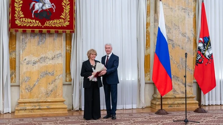 Собянин вручил награды москвичам в преддверии Дня народного единства Собянин вручил награды москвичам в преддверии Дня народного единства