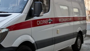 Автомобиль такси с умершим за рулем водителем врезался в автобус на юге Москвы
