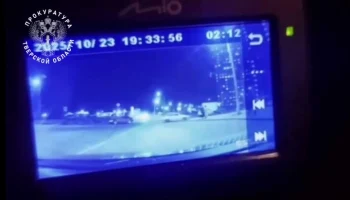 Автомобиль въехал в остановку в Твери