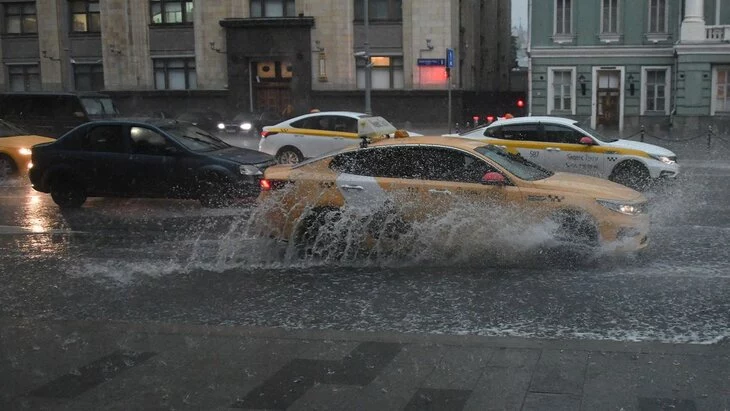 Сильные ливни накрыли некоторые районы Москвы Сильные ливни накрыли некоторые районы Москвы