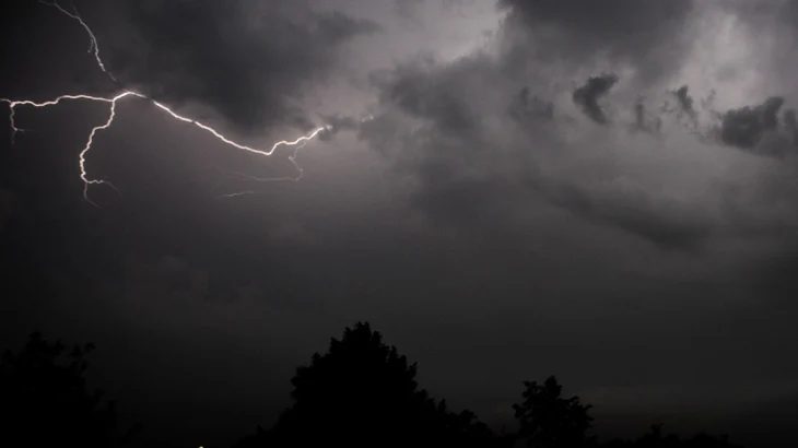 МЧС предупредило жителей столицы о ливне и грозе 19 июля МЧС предупредило жителей столицы о ливне и грозе 19 июля