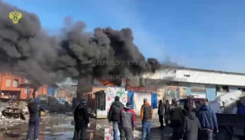 Площадь пожара на строительном рынке в ТиНАО достигла  150 "квадратов"
