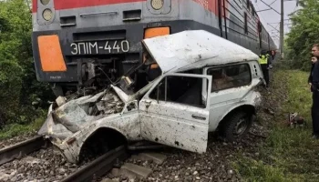 Автомобиль столкнулся с поездом в Краснодарском крае